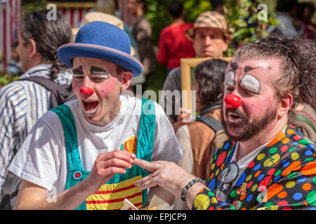 Un Portrait d'une paire de clowns faisant semblant d'un anneau au doigt Banque D'Images