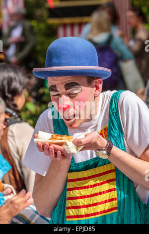 Portrait d'un clown de manger un mini pizza Banque D'Images