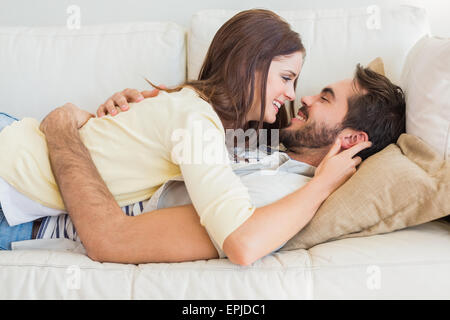 Cute couple relaxing on couch Banque D'Images