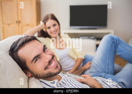 Cute couple relaxing on couch Banque D'Images