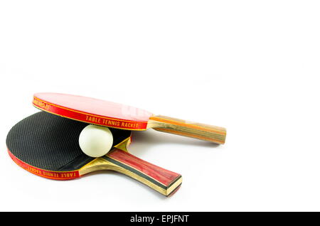 Deux raquettes de ping-pong et d'une balle isolated on white Banque D'Images