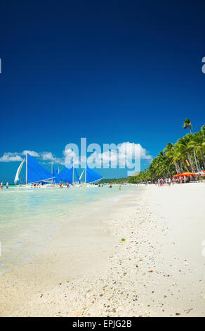 L'île de Boracay aux Philippines en plage tropicale avec des bateaux à voile Banque D'Images