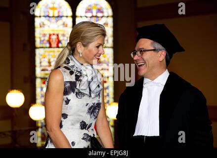 Sm La Reine Maxima et le Professeur Javier A. Couso assister à la conférence inaugurale du Professeur Javier A. Couso dans le bâtiment de l'Académie de l'Université d'Utrecht à Utrecht, Pays-Bas, 18 mai 2015. Le professeur Couso pour la période 2014-2016 relatifs à la Fondation Prince Claus Président pour le développement et l'équité PRE/Albert Nieboer/Pays-Bas OUT - AUCUN FIL SERVICE - Banque D'Images