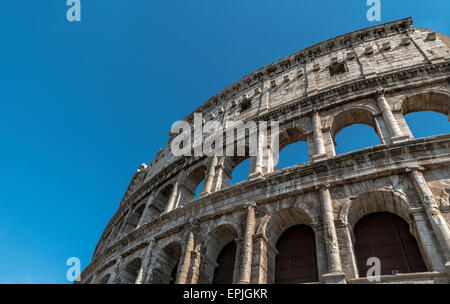 Le Colisée ou le Colisée, connu sous le nom de l'amphithéâtre Flavien, est un amphithéâtre elliptique dans le centre de la ville de Rome. Banque D'Images