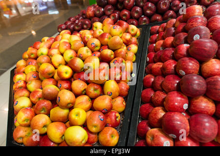 Dubaï - 8 août 2014 : Dubaï supermarché Waitrose le 8 août à Dubaï, Émirats arabes unis. Dubaï est le plus grand supermarché Waitrose supermar Banque D'Images