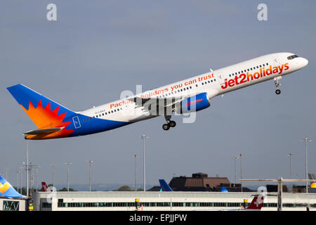 Boeing 757-200 Jet2 monte à l'écart de la piste 05L à l'aéroport de Manchester. Banque D'Images