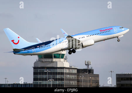 Thomson Airways Boeing 737-800 monte à l'écart de la piste 05L à l'aéroport de Manchester. Banque D'Images