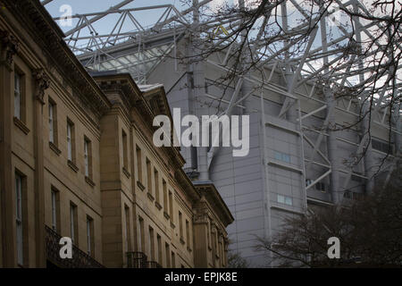 Architecture ancienne et nouvelle derrière le stand Leazes du stade avant de Newcastle United Tottenham Hotspurs hôte dans un match de première division anglaise à St James' Park. Le match a été boycotté par une partie de la critique de soutien à domicile du rôle de propriétaire Mike Ashley et de parrainage par une société de prêt sur salaire. Le match a été remporté par Spurs par 3-1, regardée par 47 427, la ligue la plus basse de la saison à la porte du stade. Banque D'Images