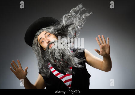 Funny pirate avec longue barbe Banque D'Images