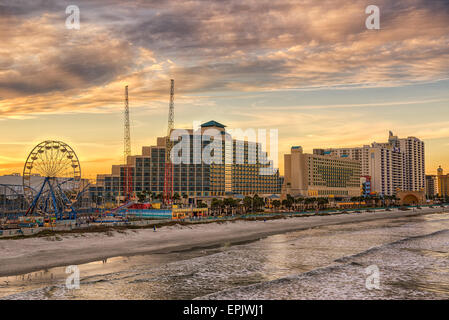 Toits de Daytona Beach, Floride, au coucher du soleil du quai de pêche. Banque D'Images