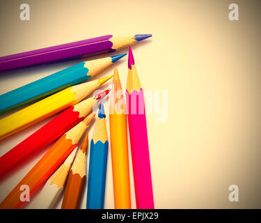 Crayons de couleur sur fond blanc Banque D'Images