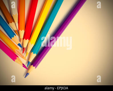 Ensemble de crayons de couleur sur fond blanc Banque D'Images