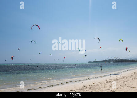 Kite surfer à bulabog plage de Boracay philippines Banque D'Images