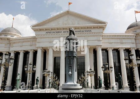 La statue de Mère Teresa sur pont en face des yeux de musée d'archéologie à Skopje, Macédoine le 17 mai 2015. Banque D'Images