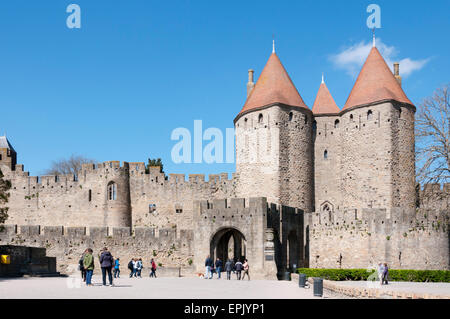 La Place du Prado en face de la Porte porte Narbonnaise de La Cité, Carcassonne. Banque D'Images