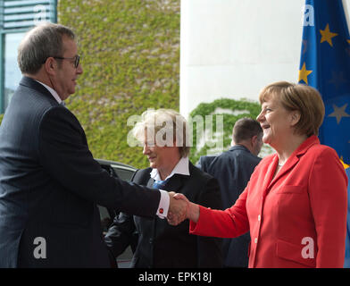 Berlin, Allemagne. 18 mai, 2015. La chancelière allemande Angela Merkel (R) se félicite le président estonien Toomas Hendrik Ilves à la Chancellerie fédérale à Berlin, Allemagne, 18 mai 2015. Photo : SOEREN STACHE/dpa/Alamy Live News Banque D'Images