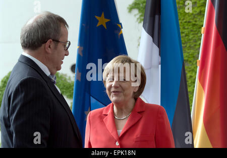Berlin, Allemagne. 18 mai, 2015. La chancelière allemande Angela Merkel (R) se félicite le président estonien Toomas Hendrik Ilves à la Chancellerie fédérale à Berlin, Allemagne, 18 mai 2015. Photo : SOEREN STACHE/dpa/Alamy Live News Banque D'Images