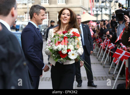 Hambourg, Allemagne. 19 mai, 2015. Frederik, Prince héritier du Danemark, et de son épouse Mary arrivent à l'hôtel de ville de Hambourg, Allemagne, 19 mai 2015. Le couple est en visite de travail à l'Allemagne intitulé 'Danish vivante" jusqu'au 21 mai 2015. Dpa : Crédit photo alliance/Alamy Live News Banque D'Images