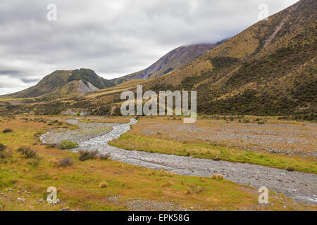 Vue magnifique sur les collines et la rivière sinueuse jaune à partir de la grande route des Alpes, Canterbury, Nouvelle-Zélande Banque D'Images