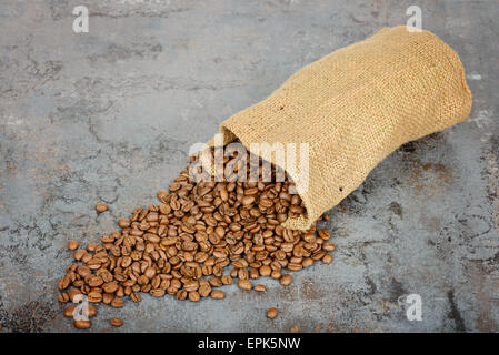 Les grains de café renversé sur le sac Banque D'Images