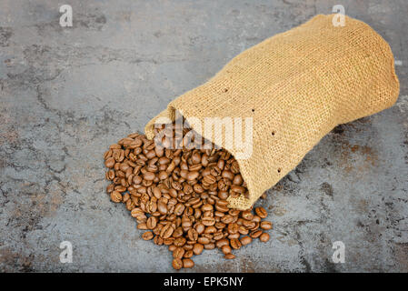 Les grains de café renversé hors du sac Banque D'Images