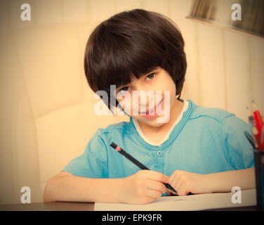 Faire des devoirs de l'enfant avec ordinateur, portrait Banque D'Images