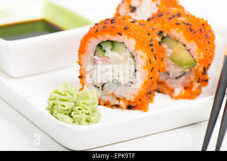 Maki rouleaux de sushi sur la plaque Banque D'Images