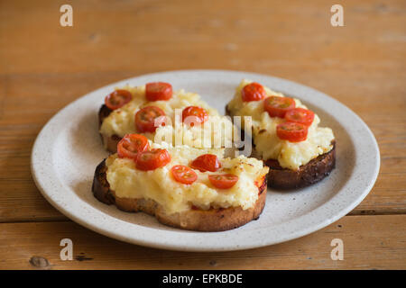 Tranche de pain rustique avec la purée de tomates grillées et fromage grillé avec purée de tomate Banque D'Images