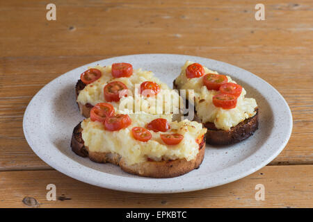 Tranche de pain rustique avec la purée de tomates grillées et fromage grillé avec purée de tomate Banque D'Images