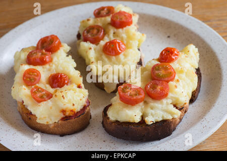 Tranche de pain rustique avec la purée de tomates grillées et fromage grillé avec purée de tomate Banque D'Images