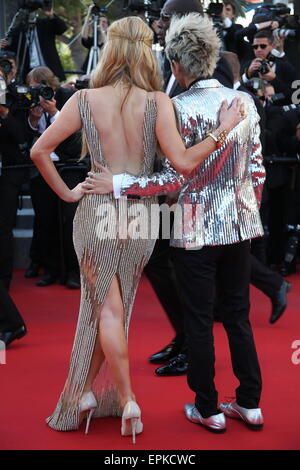 Cannes : Paris Hilton avec Sun ami Zu Yang / Tapis Rouge / 68e Festival de Cannes / Festival de Cannes 2015/18.05,2015/photo alliance *** *** légende locale Paris Hilton INSIDE OUT - VICE-VERSA (Etats-Unis) [Hors Compétition] de Pete DOCTER Cannes INSIDE OUT - VICE-VERSA (Etats-Unis) [Hors Compétition] En présence du réalisateur Pete DOCTER (Etats-Unis) ?voix anglaises : des actrices Mindy KALING (Etats-Unis), Amy Poehler (Etats-Unis), Phyllis Smith (Etats-Unis) voix françaises : des actrices Charlotte LE BON (France), Marilou Berry (France) & des acteurs Gilles Lellouche (France Banque D'Images