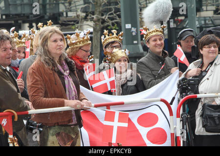 Koenigs Treue Daenische Fans vor dem Rathaus Warten auf Frederik André Henrik Christian, Kronprinz zu Daenemark, Graf von Monpezat ist der daenische Thronfolger mit Mary Elizabeth, Kronprinzessin von Daernemark, Graefin von Monpezat ist die Ehefrau des daenischen Thronfolgers ivorm, Kronprinz Frederik Hamburger Rathaus auf der Besuch beim Senatstreppe in der Freien und Hansestadt Hamburg am Dienstag 19.Mai 2015 à Hambourg/photo alliance Banque D'Images