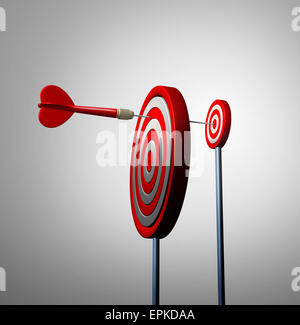 Trouver une occasion hors de la vue et les possibilités cachées comme un concept d'entreprise de dart rouge la prochaine cible Bulls Eye pour réaliser le succès comme une métaphore de la stratégie long but gagnant et vision. Banque D'Images