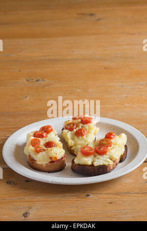 Tranche de pain rustique avec la purée de tomates grillées et fromage grillé avec purée de tomate Banque D'Images