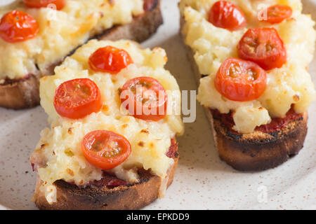 Tranche de pain rustique avec la purée de tomates grillées et fromage grillé avec purée de tomate Banque D'Images