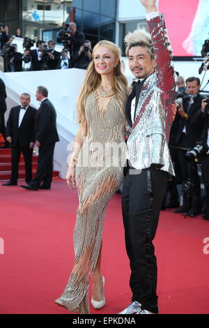 Cannes : Paris Hilton avec Sun ami Zu Yang / Tapis Rouge / 68e Festival de Cannes / Festival de Cannes 2015/18.05,2015/photo alliance *** *** légende locale Paris Hilton INSIDE OUT - VICE-VERSA (Etats-Unis) [Hors Compétition] de Pete DOCTER Cannes INSIDE OUT - VICE-VERSA (Etats-Unis) [Hors Compétition] En présence du réalisateur Pete DOCTER (Etats-Unis) ?voix anglaises : des actrices Mindy KALING (Etats-Unis), Amy Poehler (Etats-Unis), Phyllis Smith (Etats-Unis) voix françaises : des actrices Charlotte LE BON (France), Marilou Berry (France) & des acteurs Gilles Lellouche (France Banque D'Images