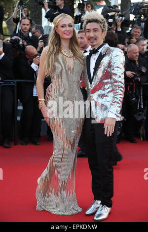 Cannes : Paris Hilton avec Sun ami Zu Yang / Tapis Rouge / 68e Festival de Cannes / Festival de Cannes 2015/18.05,2015/photo alliance *** *** légende locale Paris Hilton INSIDE OUT - VICE-VERSA (Etats-Unis) [Hors Compétition] de Pete DOCTER Cannes INSIDE OUT - VICE-VERSA (Etats-Unis) [Hors Compétition] En présence du réalisateur Pete DOCTER (Etats-Unis) ?voix anglaises : des actrices Mindy KALING (Etats-Unis), Amy Poehler (Etats-Unis), Phyllis Smith (Etats-Unis) voix françaises : des actrices Charlotte LE BON (France), Marilou Berry (France) & des acteurs Gilles Lellouche (France Banque D'Images