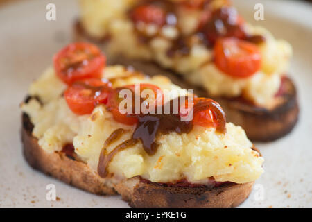 Tranche de pain rustique avec la purée de tomates grillées et fromage grillé avec purée de tomate Banque D'Images