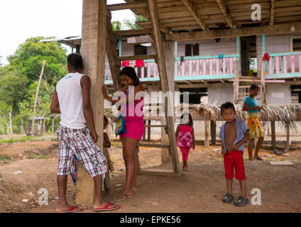 Panama, province de Darién, Bajo Chiquito, Embera tribu gens habillés en vêtements de l'Ouest Banque D'Images