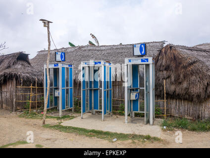 Panama, les îles San Blas, Mamitupu, les cabines téléphoniques dans un village Banque D'Images