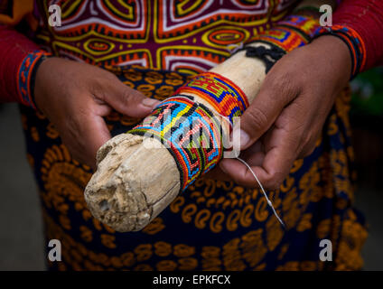 Panama, les îles San Blas, Mamitupu, Kuna Indian Woman Making Bracelets Banque D'Images