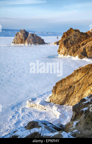 Rocher Chamanka sur l'île d'Olkhon sur le lac Baïkal en hiver Banque D'Images