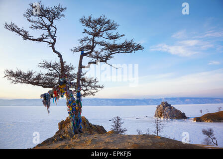 Rocher Chamanka sur l'île d'Olkhon sur le lac Baïkal en hiver Banque D'Images