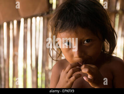 Panama, les îles San Blas, Mamitupu, Portrait d'un enfant indien Kuna Banque D'Images