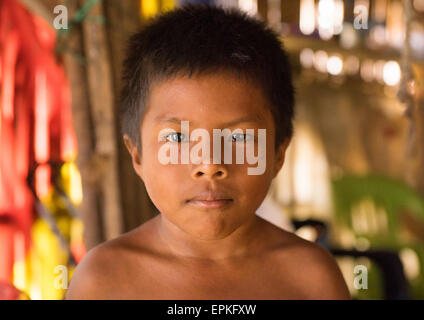 Panama, les îles San Blas, Mamitupu, Portrait d'un enfant indien Kuna Banque D'Images