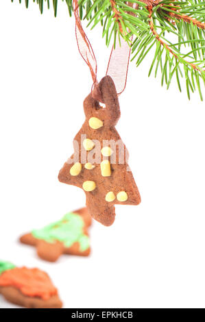 Gingerbread cookie on christmas tree Banque D'Images