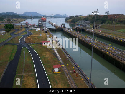 Panama, province de Panama, Panama City, porte-conteneurs passant par l'Ecluse de Miraflores Dans le Canal de Panama Banque D'Images