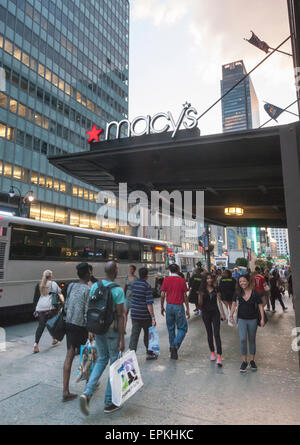 Le Macy's Herald Square magasin phare à New York le mardi, 12 mai 2015. Macy's a rapporté des bénéfices du premier trimestre qui sont venus en dessous des attentes des analystes. Un dollar fort, l'hiver froid et le port de la côte ouest les ruptures sont cités comme raisons. L'ensemble des ventes a chuté 0,07 pour cent. (© Richard B. Levine) Banque D'Images