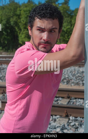 Beau jeune gars en t-shirt rose Banque D'Images