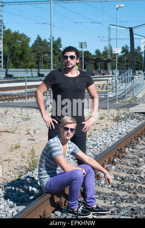 Deux beaux jeunes hommes sur des rails Banque D'Images